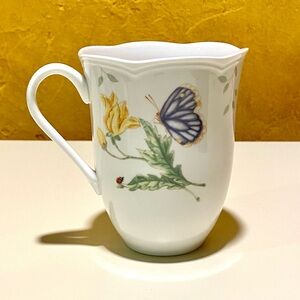 LENOX BUTTERFLY MEADOW FRITILLARY MUG - 12 OZ WHITE PORCELAIN SCALLOPED RIM
